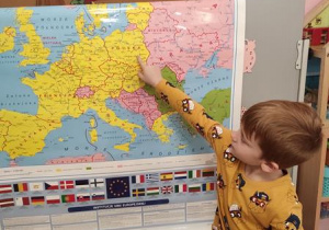 Filip pokazuje położenie Polski na mapie Europy.